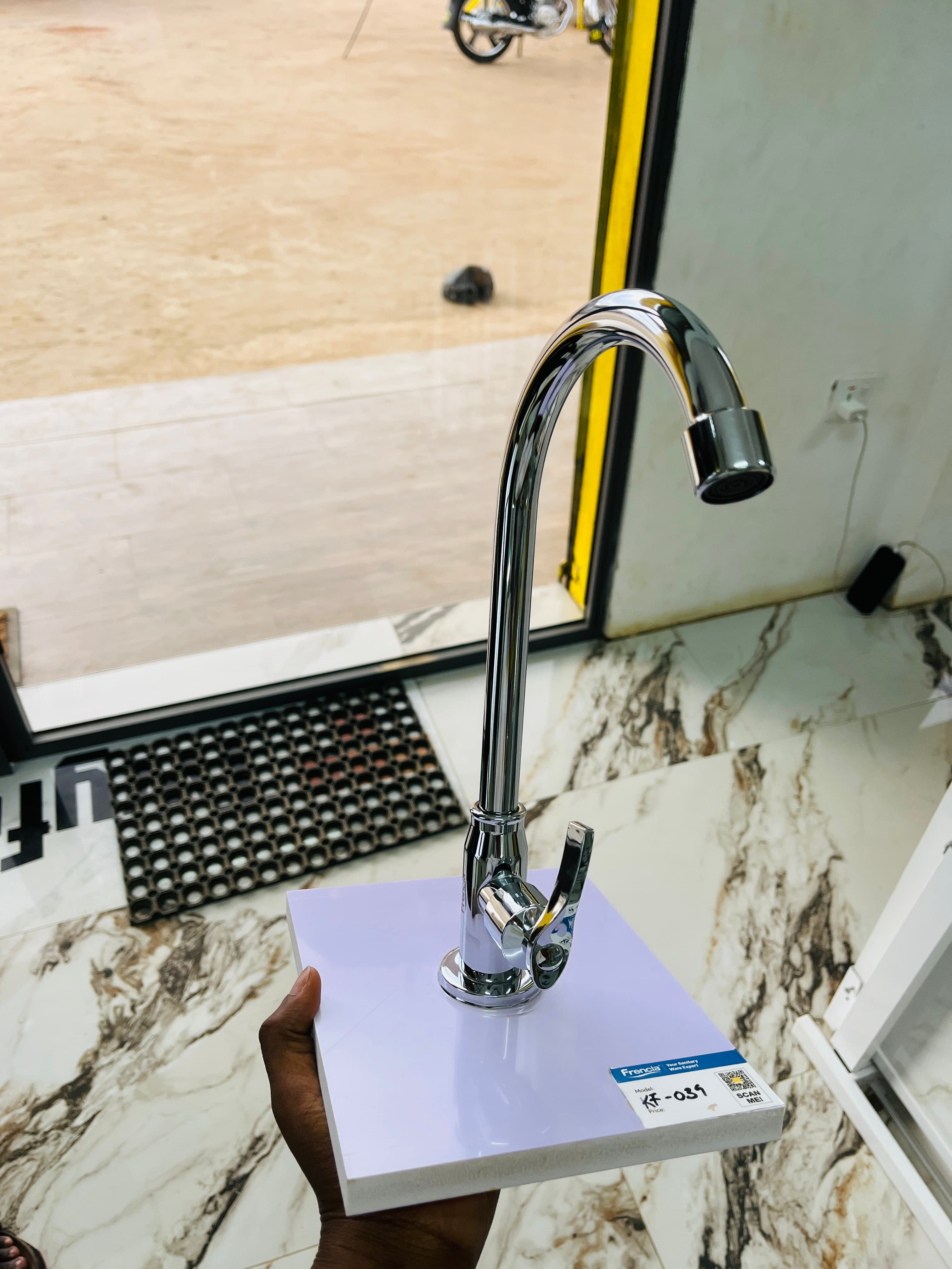 Faucets & mixer taps
