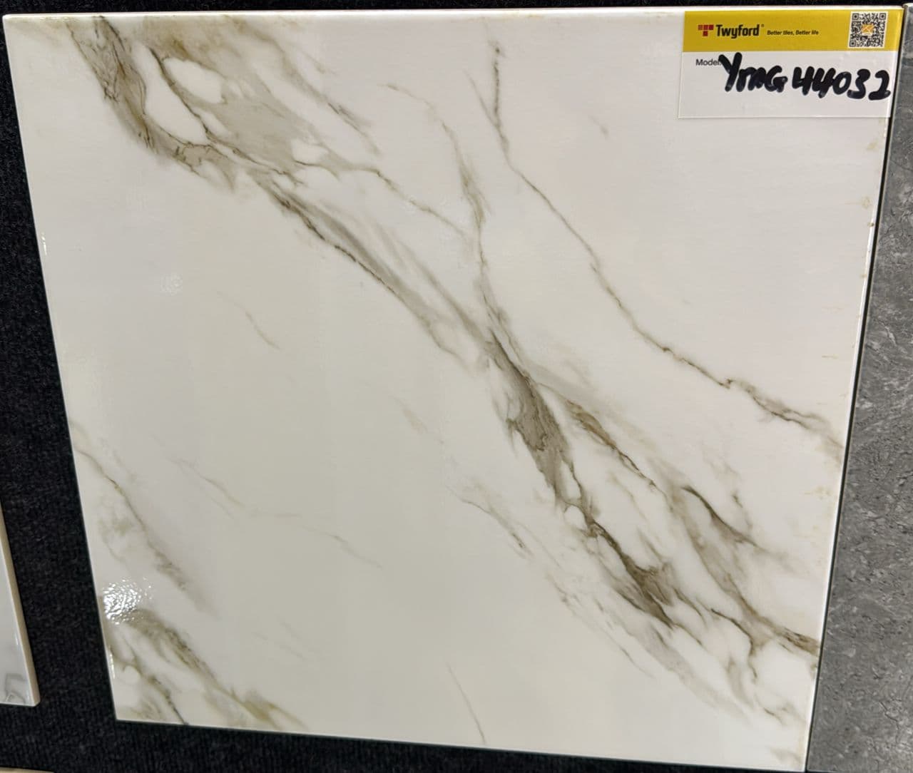 YMG 44032 – 40x40cm Polished Floor Tile