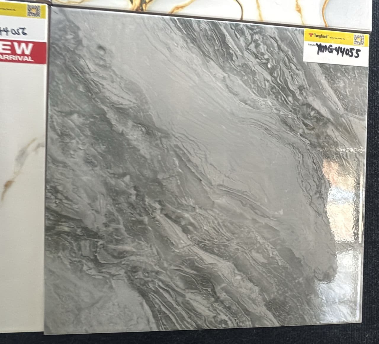 YMG 44055 – 40x40cm Polished Floor Tile